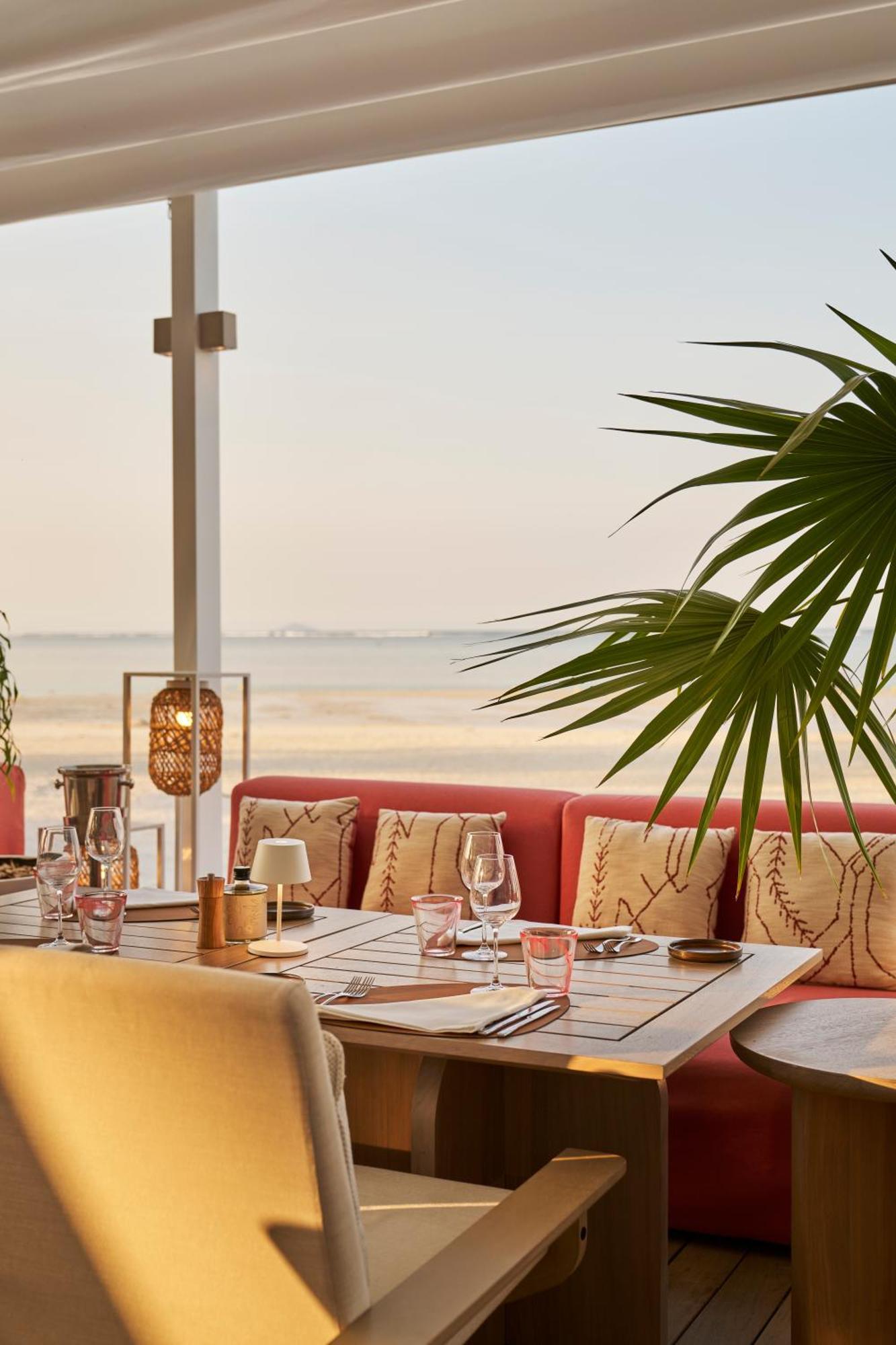 Lux* & Resort